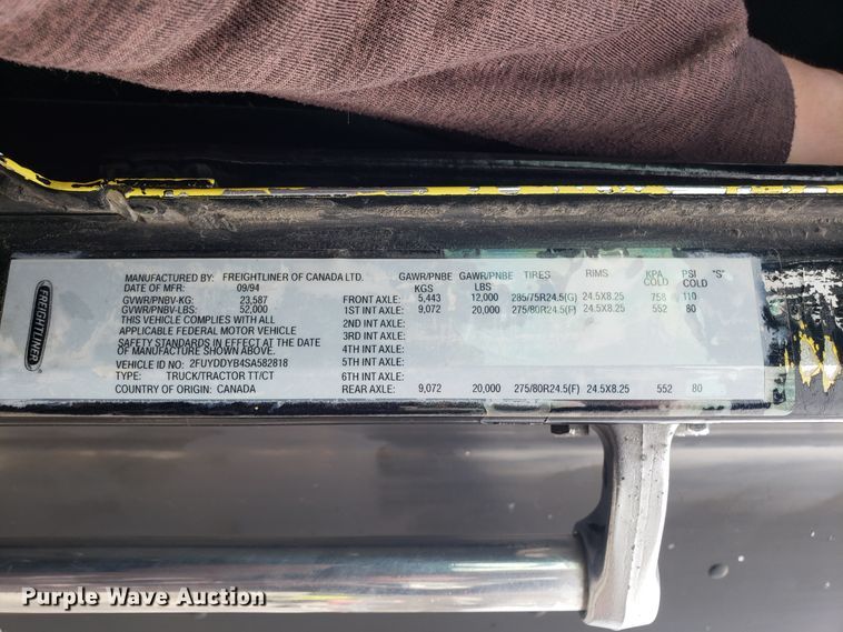 image for item GA9439 1995 Freightliner FLD semi truck