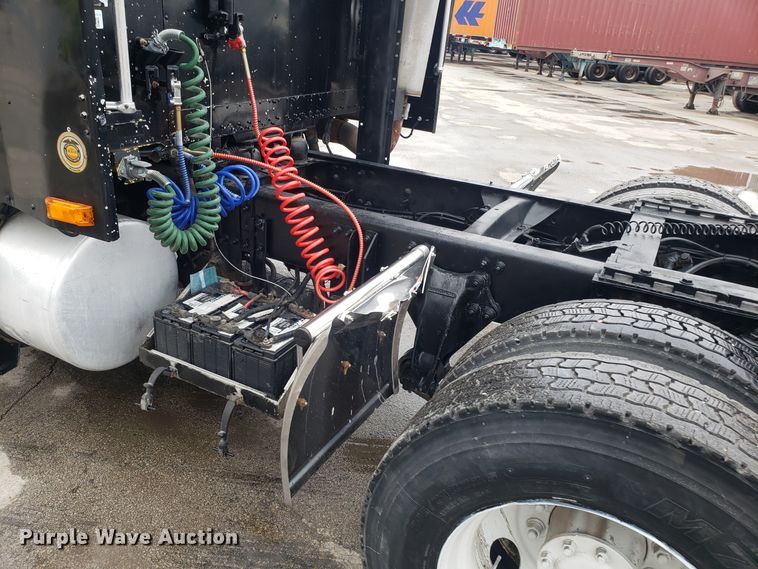 image for item GA9439 1995 Freightliner FLD semi truck