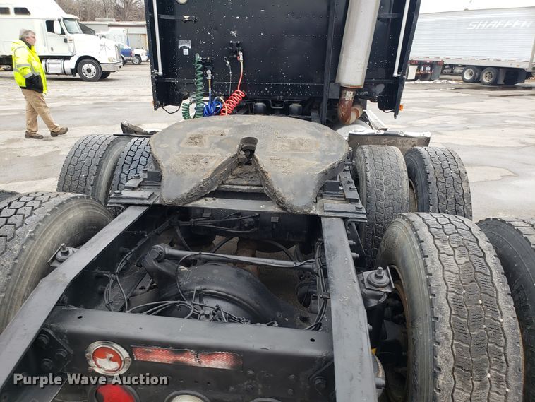 image for item GA9439 1995 Freightliner FLD semi truck