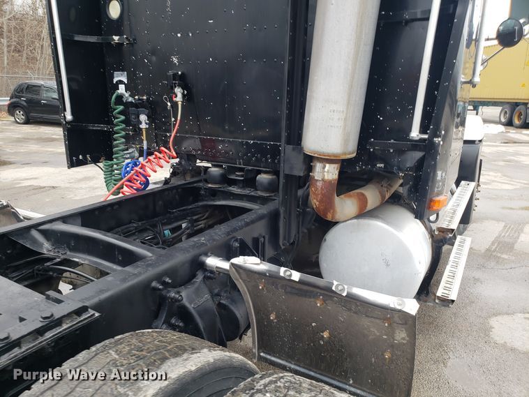 image for item GA9439 1995 Freightliner FLD semi truck