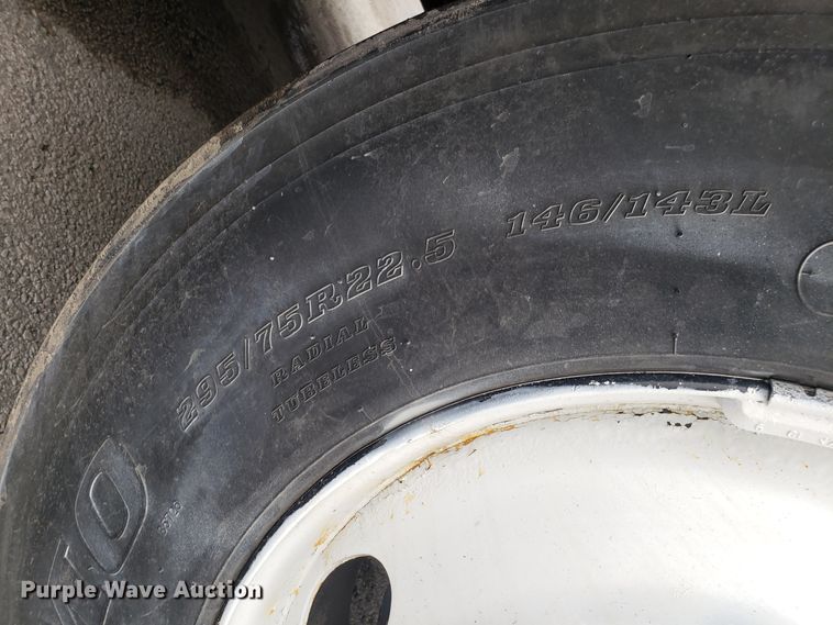 image for item GA9439 1995 Freightliner FLD semi truck