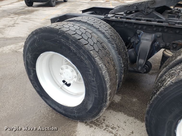 image for item GA9439 1995 Freightliner FLD semi truck