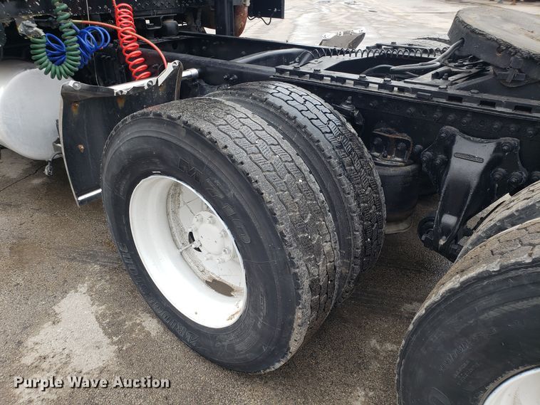 image for item GA9439 1995 Freightliner FLD semi truck