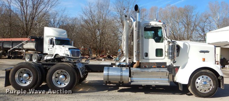 image for item GB9628 2009 Kenworth W900 semi truck