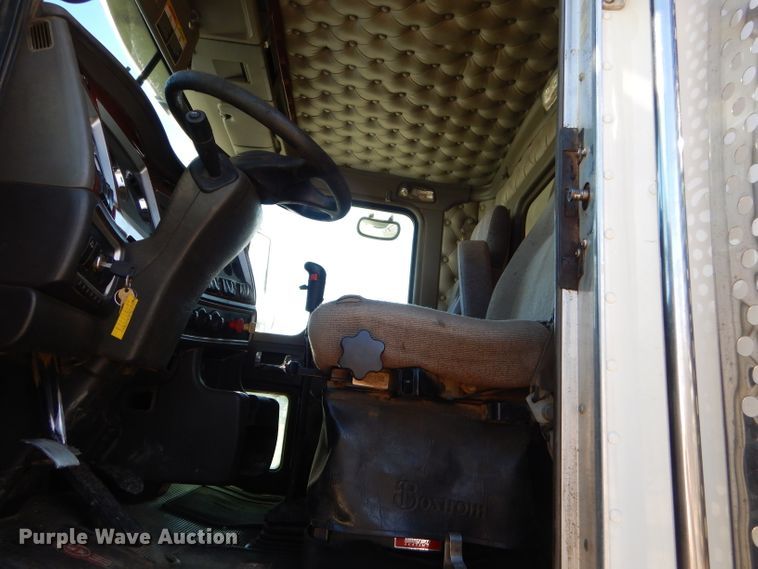 image for item GB9628 2009 Kenworth W900 semi truck