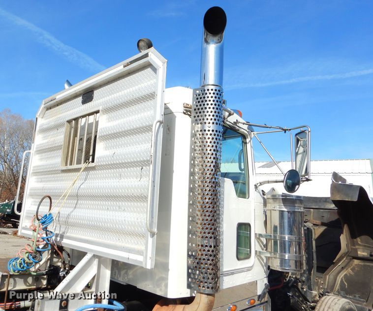 image for item GB9628 2009 Kenworth W900 semi truck