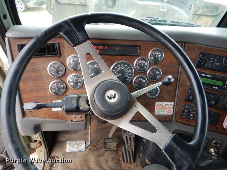 image for item GB9649 2003 Western Star 4900SA crane truck