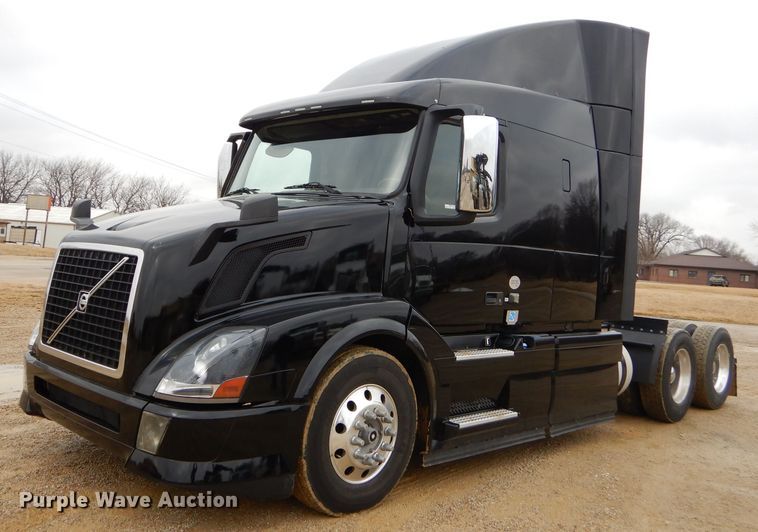 image for item GB9650 2014 Volvo VN semi truck