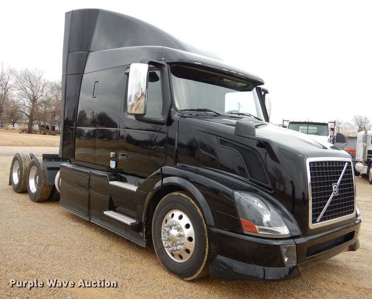 image for item GB9650 2014 Volvo VN semi truck