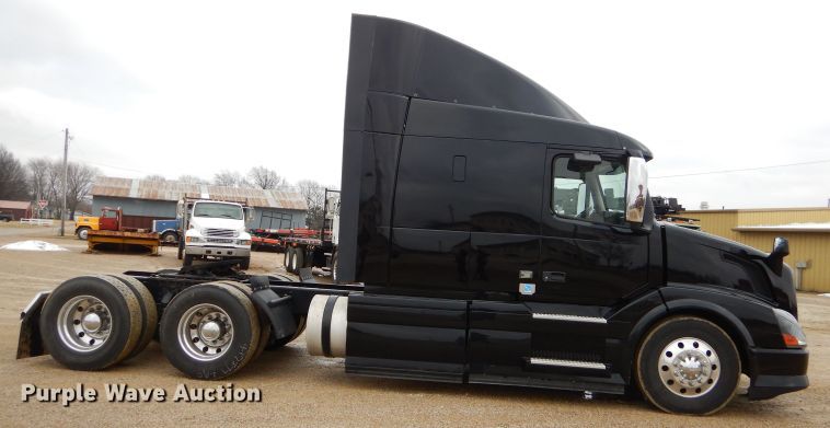 image for item GB9650 2014 Volvo VN semi truck