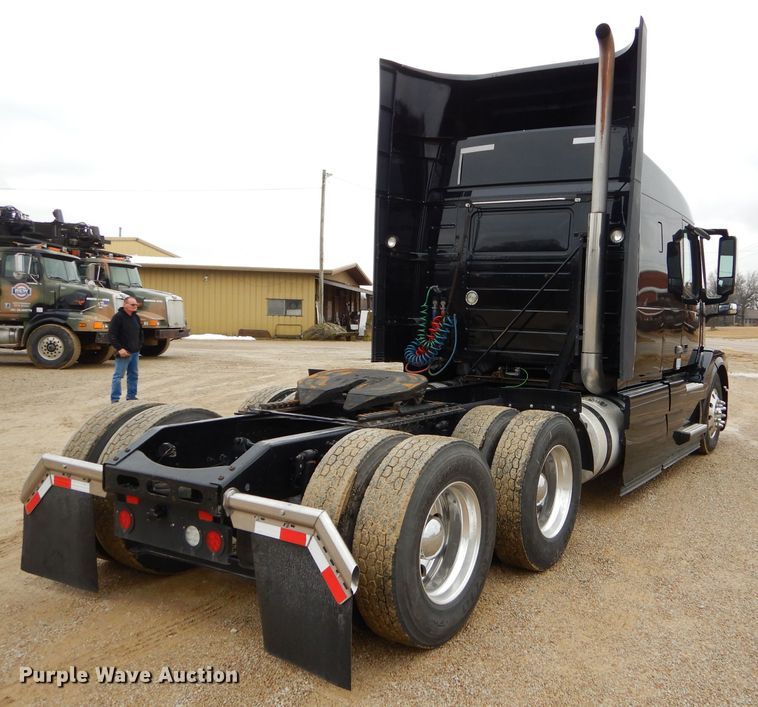 image for item GB9650 2014 Volvo VN semi truck