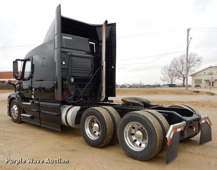 image for item GB9650 2014 Volvo VN semi truck