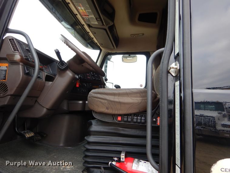 image for item GB9650 2014 Volvo VN semi truck