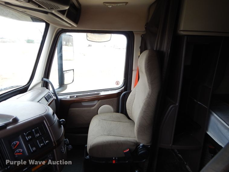 image for item GB9650 2014 Volvo VN semi truck