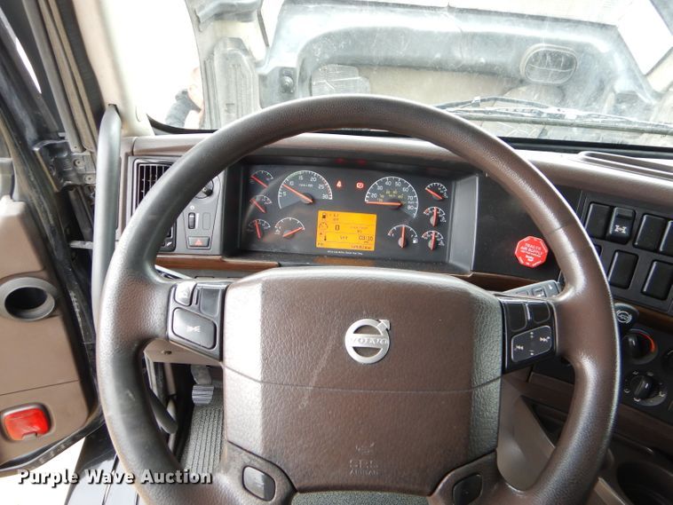 image for item GB9650 2014 Volvo VN semi truck