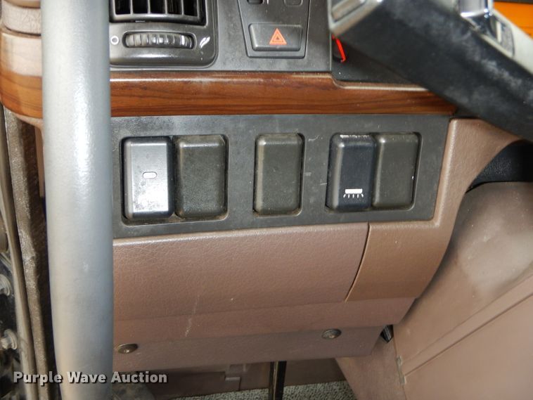 image for item GB9650 2014 Volvo VN semi truck