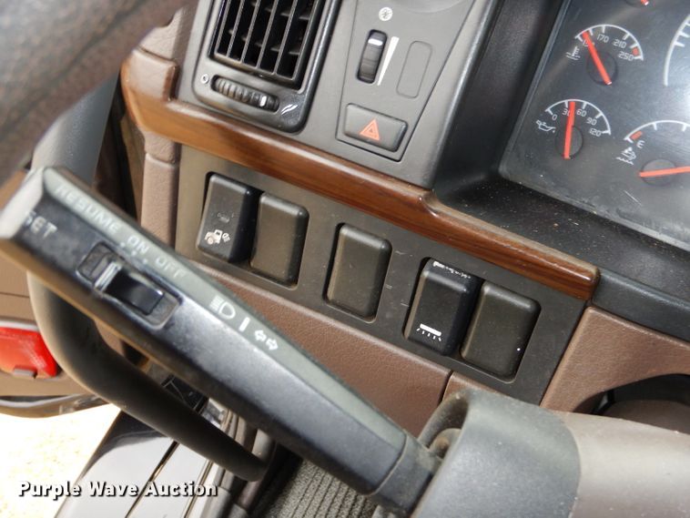 image for item GB9650 2014 Volvo VN semi truck