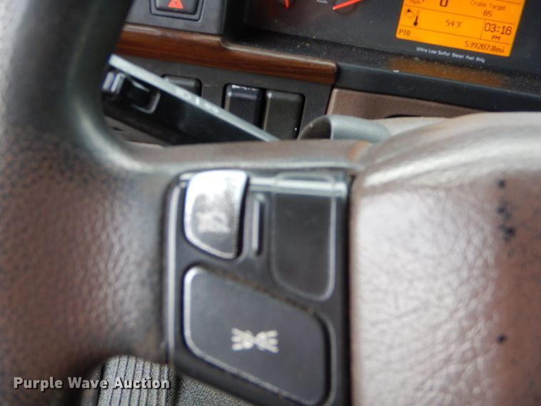 image for item GB9650 2014 Volvo VN semi truck