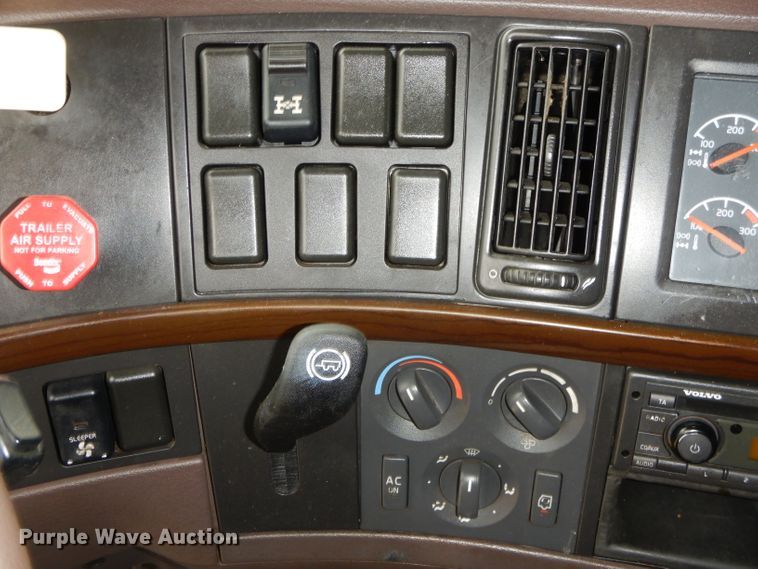 image for item GB9650 2014 Volvo VN semi truck