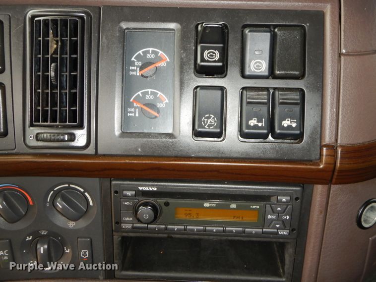 image for item GB9650 2014 Volvo VN semi truck