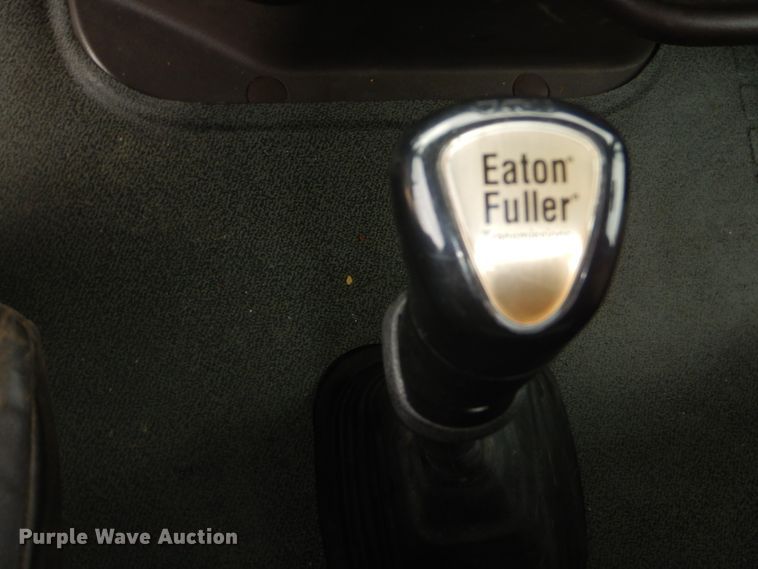 image for item GB9650 2014 Volvo VN semi truck