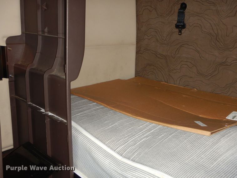 image for item GB9650 2014 Volvo VN semi truck