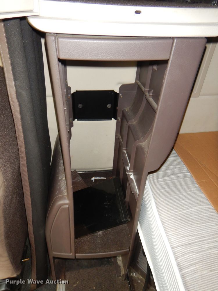 image for item GB9650 2014 Volvo VN semi truck