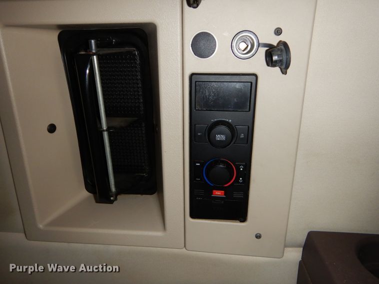 image for item GB9650 2014 Volvo VN semi truck