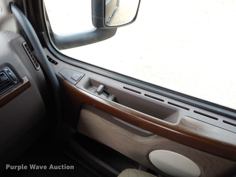 image for item GB9650 2014 Volvo VN semi truck