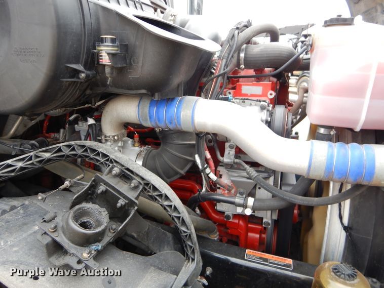 image for item GB9650 2014 Volvo VN semi truck