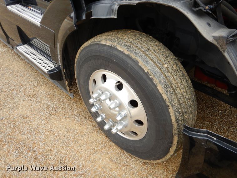 image for item GB9650 2014 Volvo VN semi truck