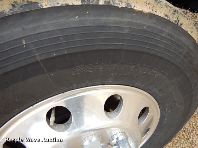 image for item GB9650 2014 Volvo VN semi truck