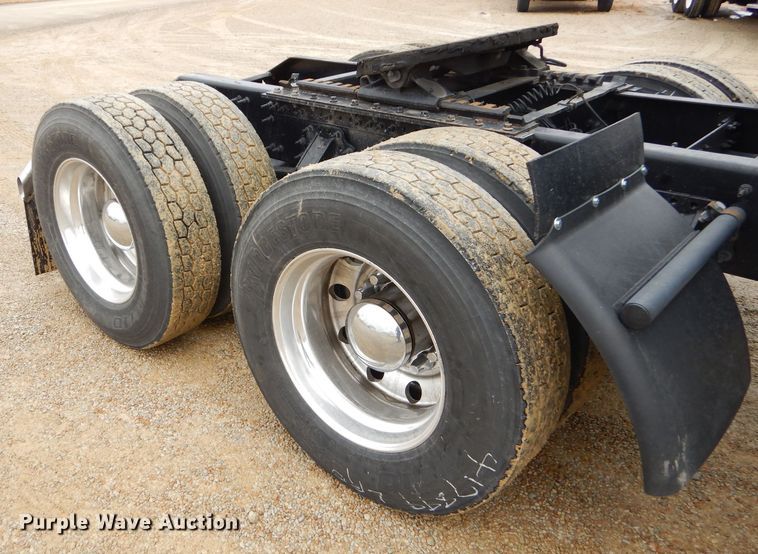 image for item GB9650 2014 Volvo VN semi truck