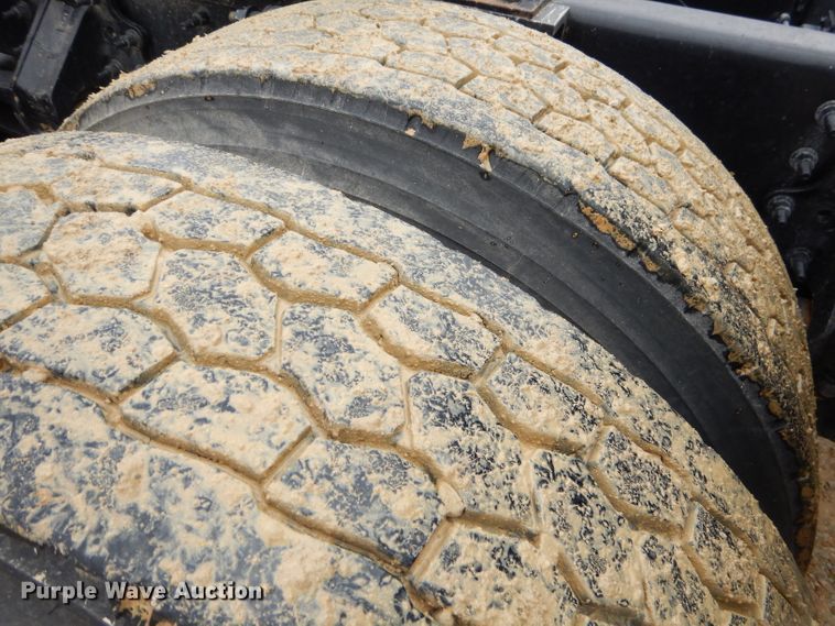 image for item GB9650 2014 Volvo VN semi truck