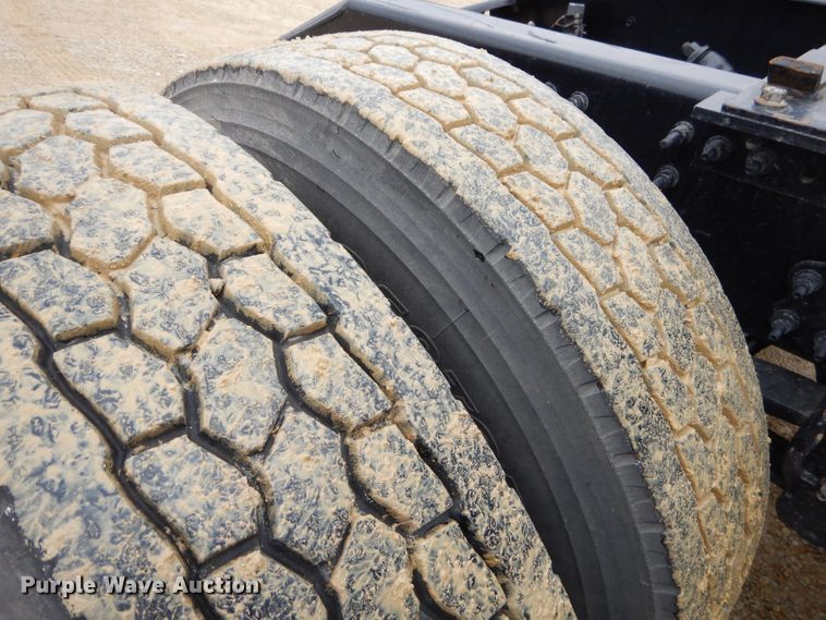 image for item GB9650 2014 Volvo VN semi truck