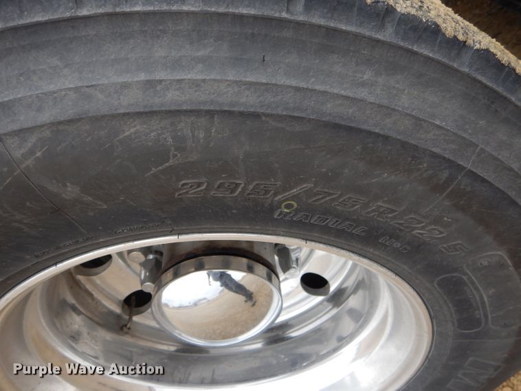 image for item GB9650 2014 Volvo VN semi truck