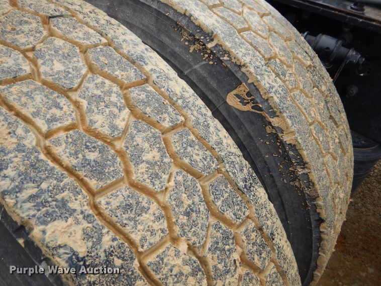 image for item GB9650 2014 Volvo VN semi truck