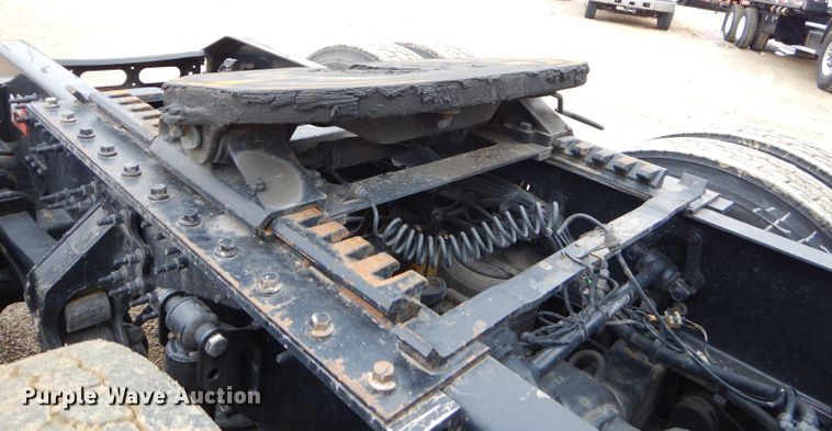 image for item GB9650 2014 Volvo VN semi truck