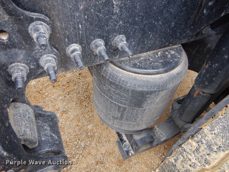 image for item GB9650 2014 Volvo VN semi truck