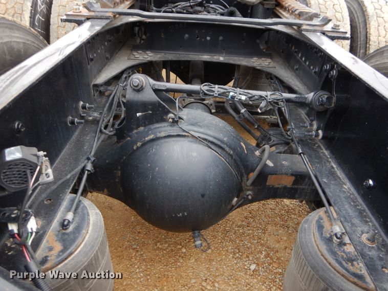 image for item GB9650 2014 Volvo VN semi truck