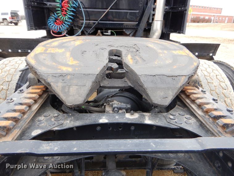 image for item GB9650 2014 Volvo VN semi truck