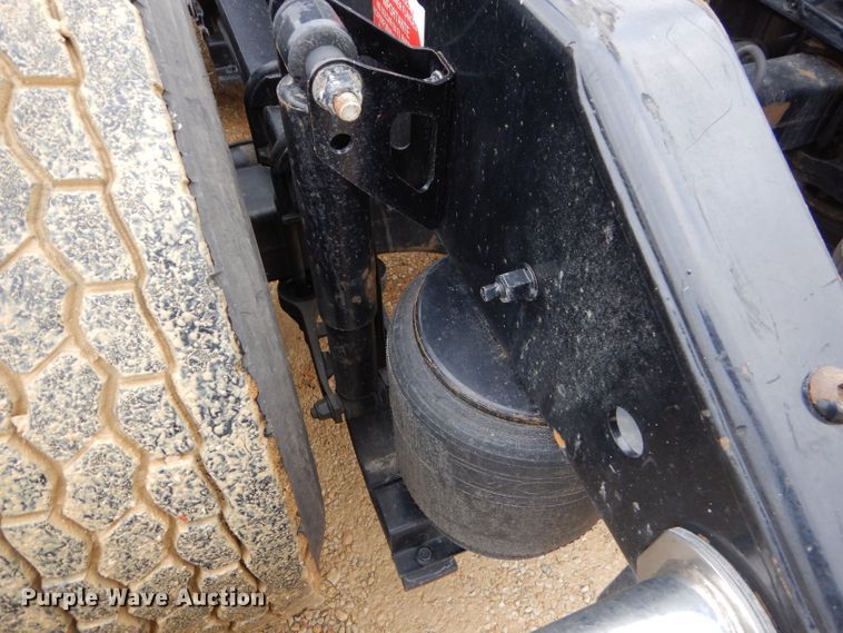 image for item GB9650 2014 Volvo VN semi truck