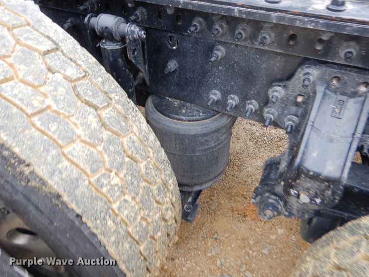 image for item GB9650 2014 Volvo VN semi truck