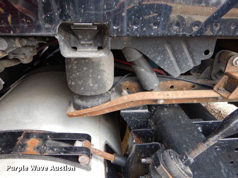 image for item GB9650 2014 Volvo VN semi truck