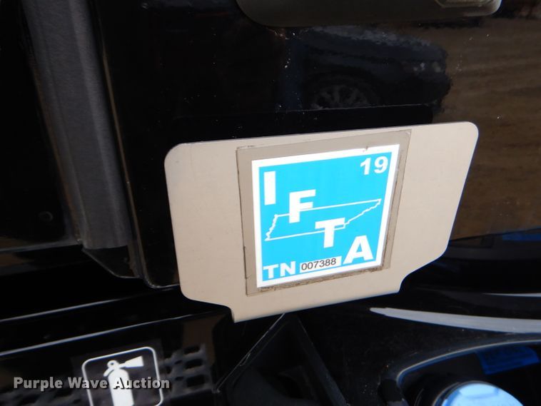 image for item GB9650 2014 Volvo VN semi truck