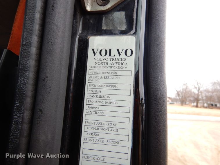 image for item GB9650 2014 Volvo VN semi truck