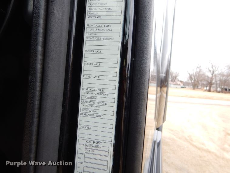 image for item GB9650 2014 Volvo VN semi truck