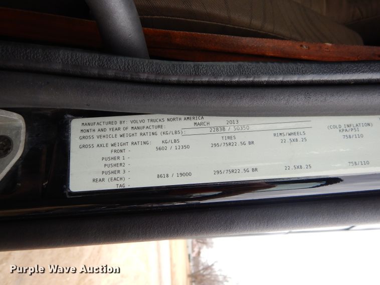 image for item GB9650 2014 Volvo VN semi truck