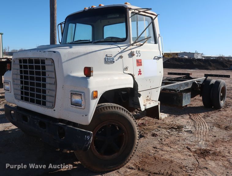 image for item GD9915 1983 Ford 8000 truck cab and chassis