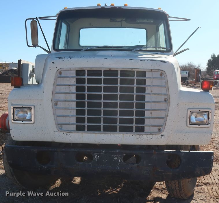 image for item GD9915 1983 Ford 8000 truck cab and chassis